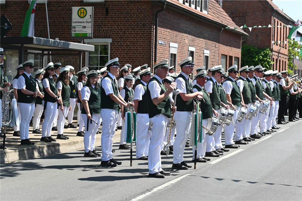 Lange mussten die Lembecker Schützenfreunde auf ihr geliebtes Fest warten. Die Parade am Sonntag war ein optischer Höhepunkt, bevor am Montag der neue König ermittelt wird.