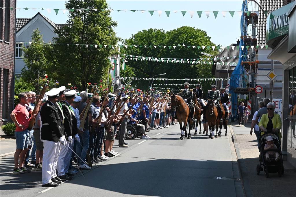 Lange mussten die Lembecker Schützenfreunde auf ihr geliebtes Fest warten. Die Parade am Sonntag war ein optischer Höhepunkt, bevor am Montag der neue König ermittelt wird.