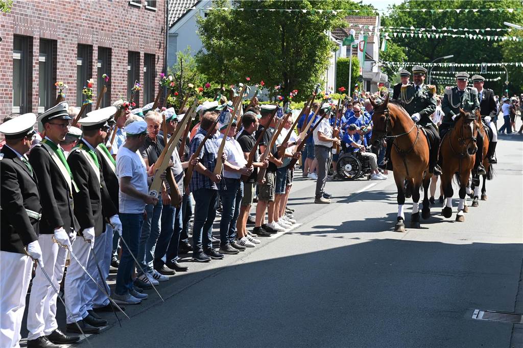 Lange mussten die Lembecker Schützenfreunde auf ihr geliebtes Fest warten. Die Parade am Sonntag war ein optischer Höhepunkt, bevor am Montag der neue König ermittelt wird.