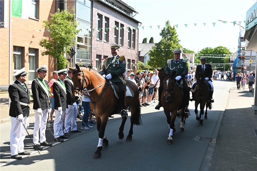 Lange mussten die Lembecker Schützenfreunde auf ihr geliebtes Fest warten. Die Parade am Sonntag war ein optischer Höhepunkt, bevor am Montag der neue König ermittelt wird.