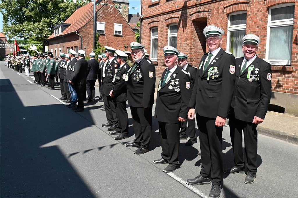 Lange mussten die Lembecker Schützenfreunde auf ihr geliebtes Fest warten. Die Parade am Sonntag war ein optischer Höhepunkt, bevor am Montag der neue König ermittelt wird.