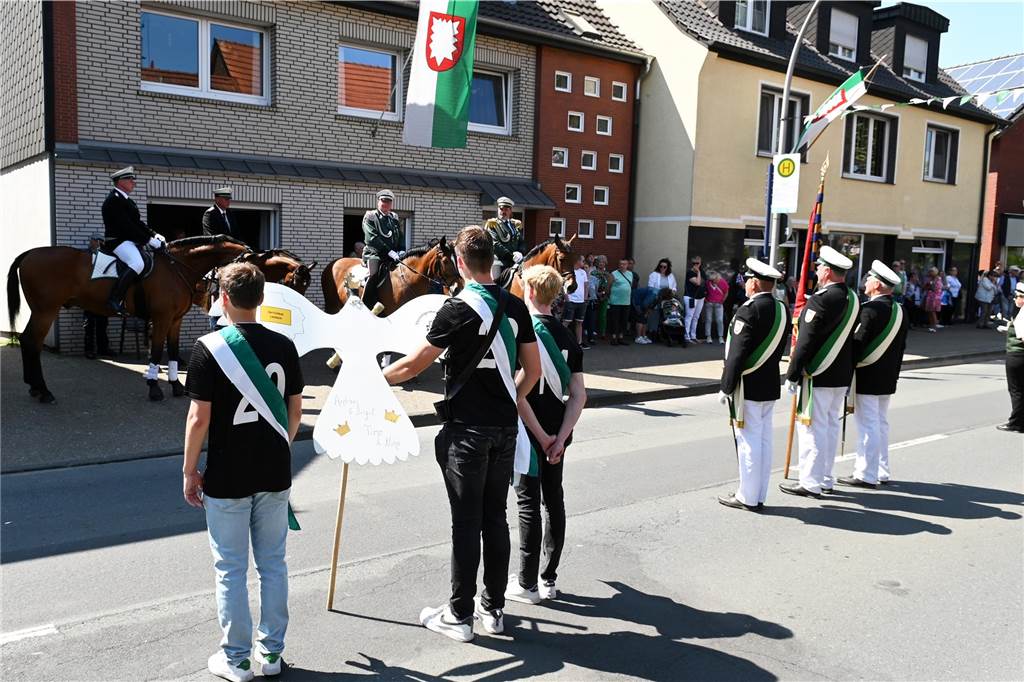 Lange mussten die Lembecker Schützenfreunde auf ihr geliebtes Fest warten. Die Parade am Sonntag war ein optischer Höhepunkt, bevor am Montag der neue König ermittelt wird.