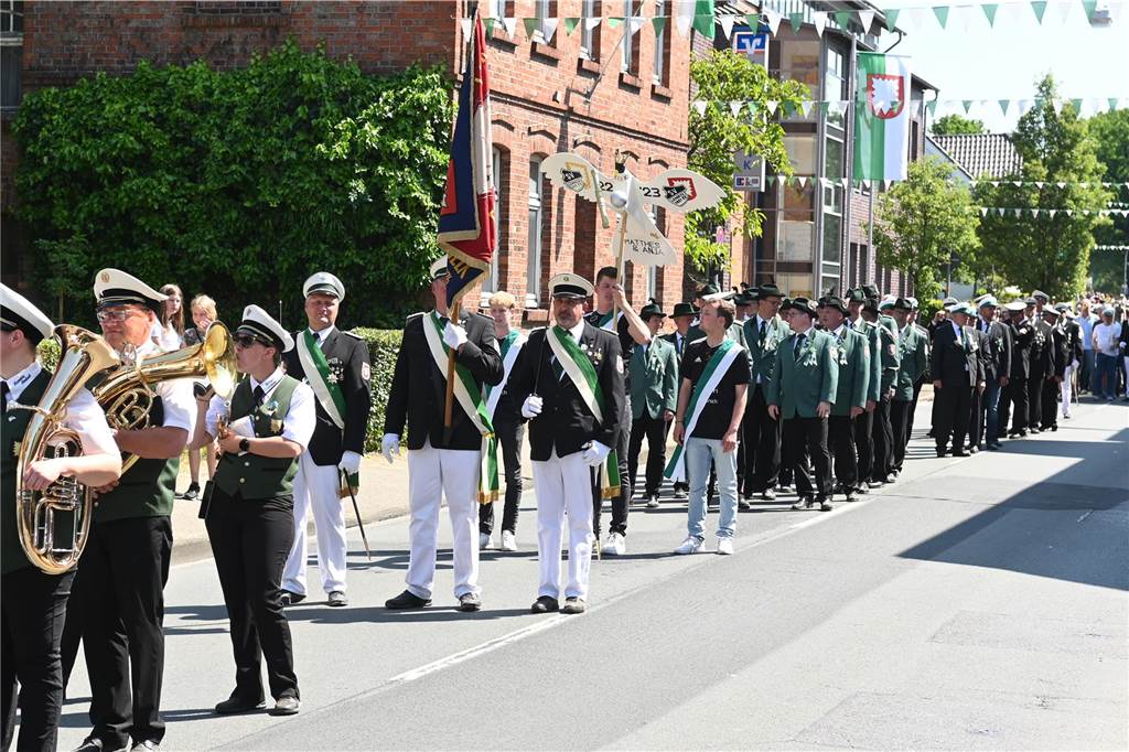 Lange mussten die Lembecker Schützenfreunde auf ihr geliebtes Fest warten. Die Parade am Sonntag war ein optischer Höhepunkt, bevor am Montag der neue König ermittelt wird.