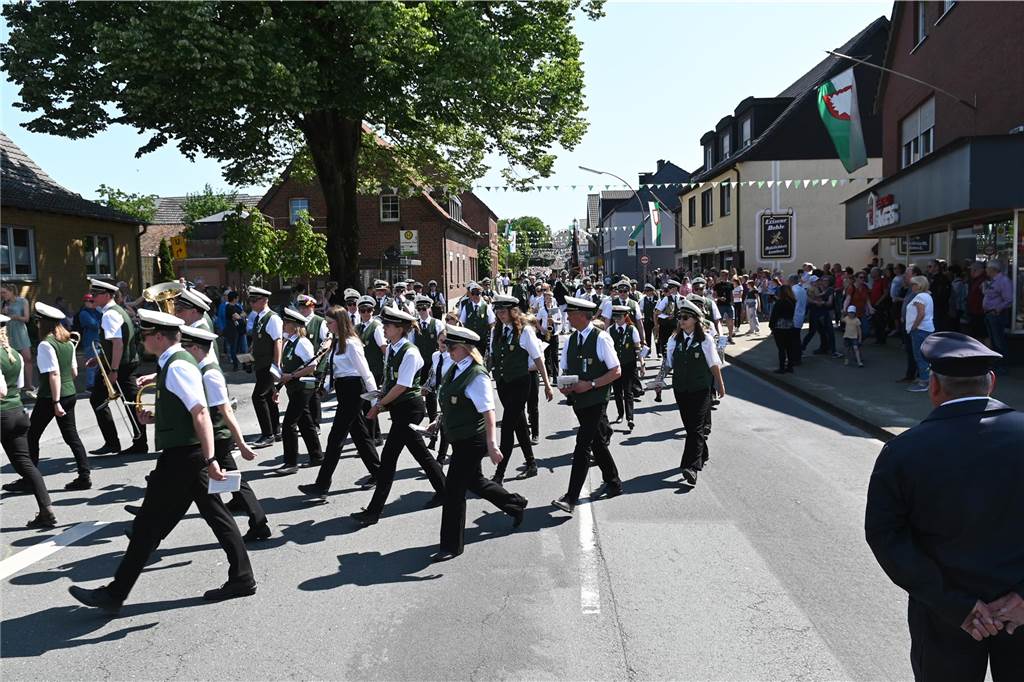 Lange mussten die Lembecker Schützenfreunde auf ihr geliebtes Fest warten. Die Parade am Sonntag war ein optischer Höhepunkt, bevor am Montag der neue König ermittelt wird.