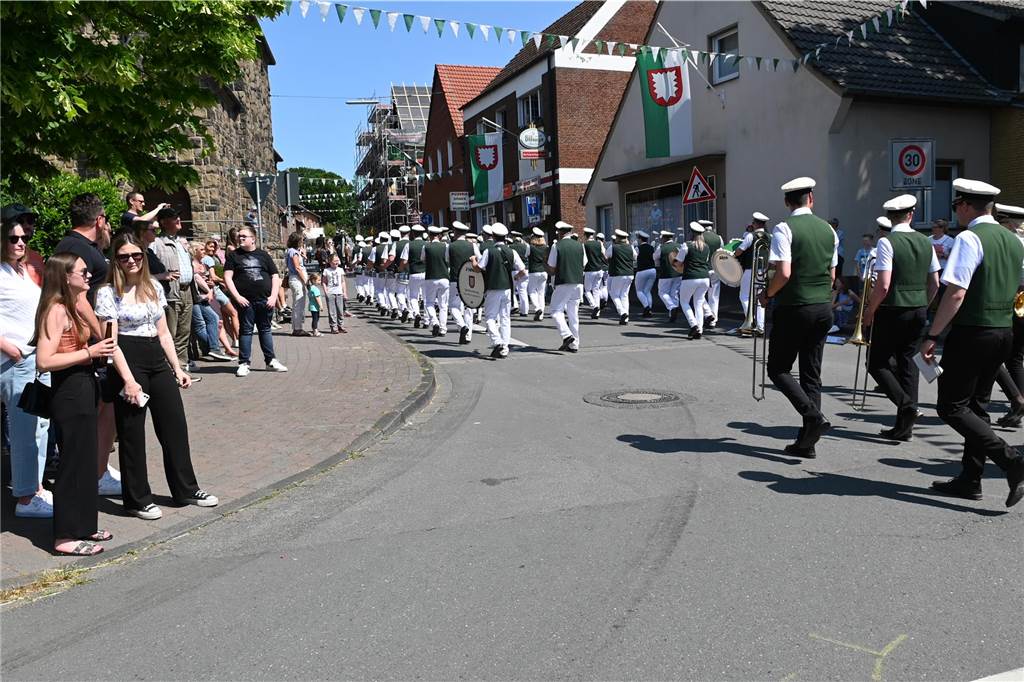 Lange mussten die Lembecker Schützenfreunde auf ihr geliebtes Fest warten. Die Parade am Sonntag war ein optischer Höhepunkt, bevor am Montag der neue König ermittelt wird.