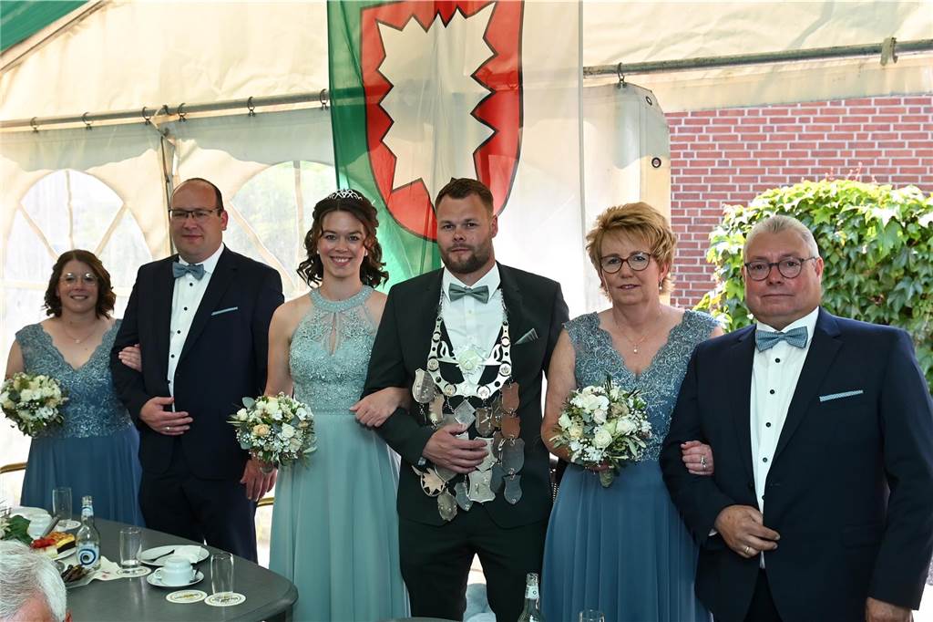 Lange mussten die Lembecker Schützenfreunde auf ihr geliebtes Fest warten. Die Parade am Sonntag war ein optischer Höhepunkt, bevor am Montag der neue König ermittelt wird.
