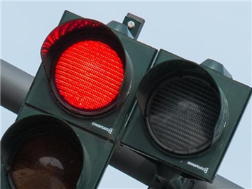 Lange Rotphase statt Defekt: Schätzen Autofahrer die Lage falsch ein, liegt kein grob pflichtwidriges Verhalten vor. Deshalb kann kein Fahrverbot verhängt werden. Foto: Christophe Gateau/dpa