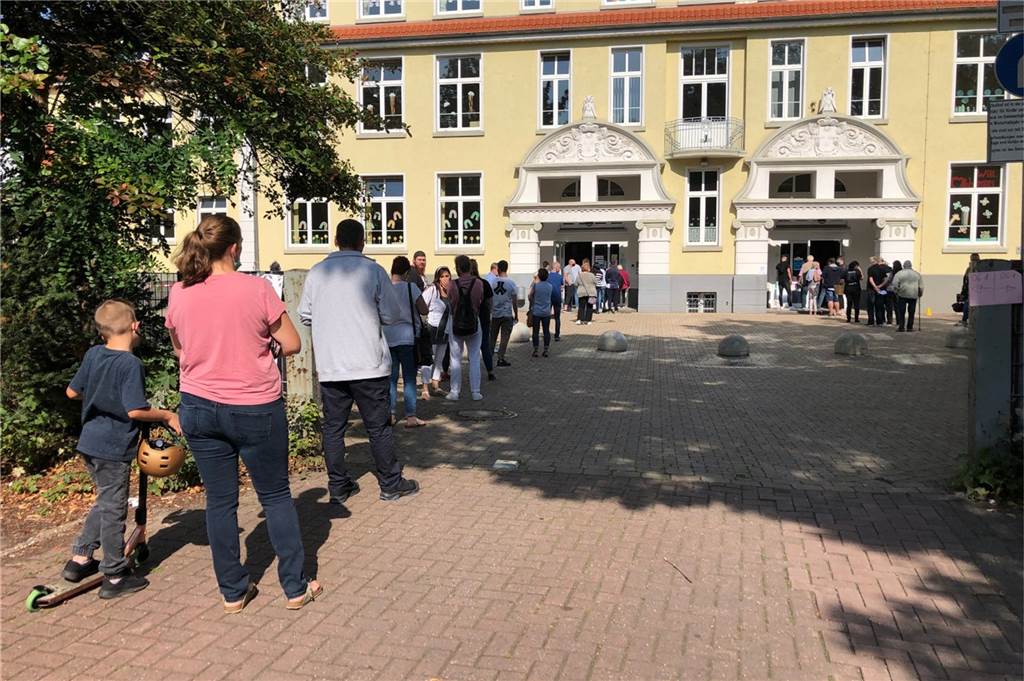 Kommunalwahlen in NRW: In vielen Städten kommt es noch zur Stichwahl - Liveblog Lange Schlangen an der Grundschule am Busch in Castrop-Rauxel.