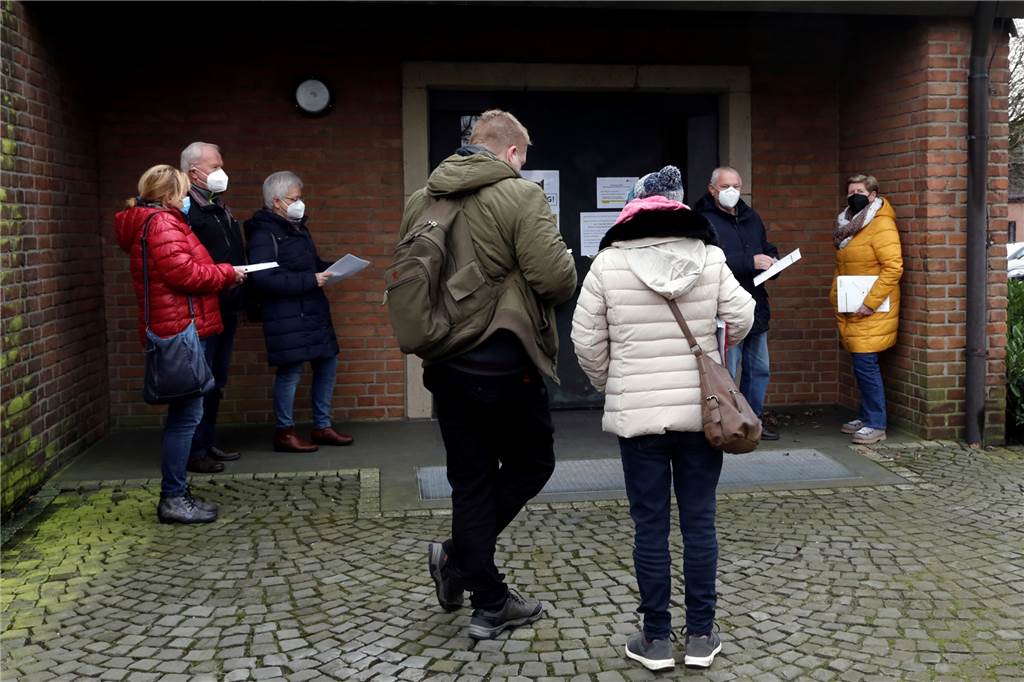 Impfaktion in St. Laurentius ist gestartet - viel Lob von Geimpften Lange Schlangen bildeten sich nicht am Eingang zur Impfung in St. Laurentius.