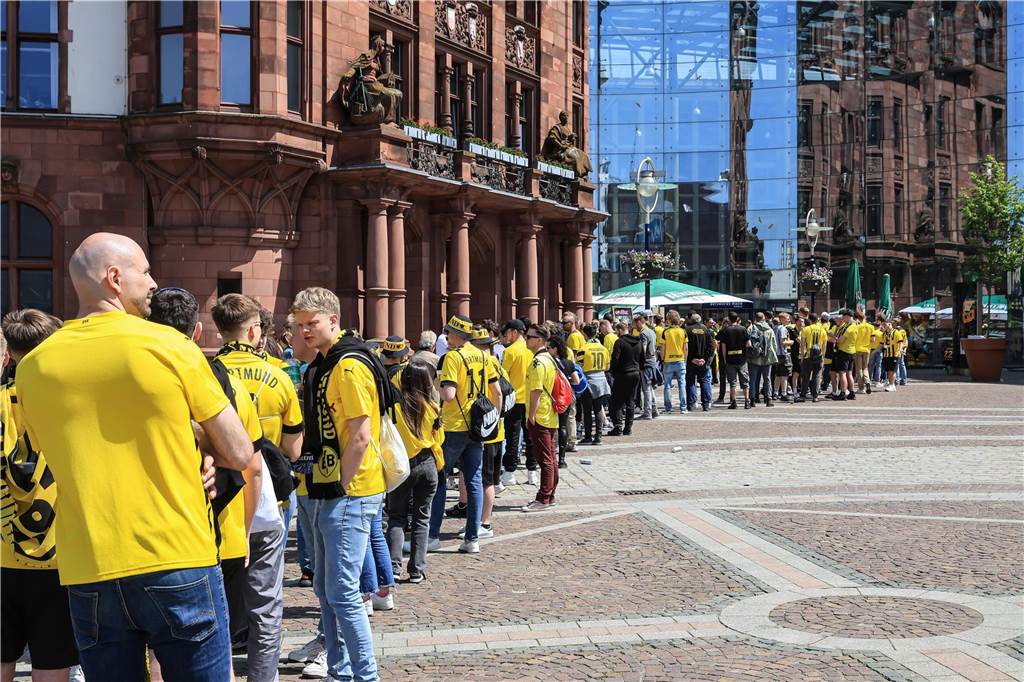 Die Stadt als Spaßbremse: „Die Welt zu Gast bei Freunden“ gilt nicht mehr Lange Schlangen bildeten sich vor den Lokalen mit Sky-Übertragung - wie hier an der Berswordthalle.
