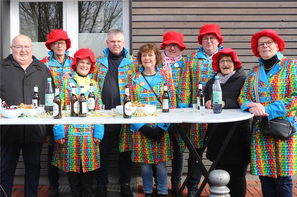 Ottenstein bebt an Rosenmontag: Feste zündet buntes Feuerwerk Lange war die Gruppe „Wat weet ik“ selbst im Zug unterwegs. Am Montag genossen die Mitglieder die Runde mit Begeisterung im Wiegbold vom Rand aus.