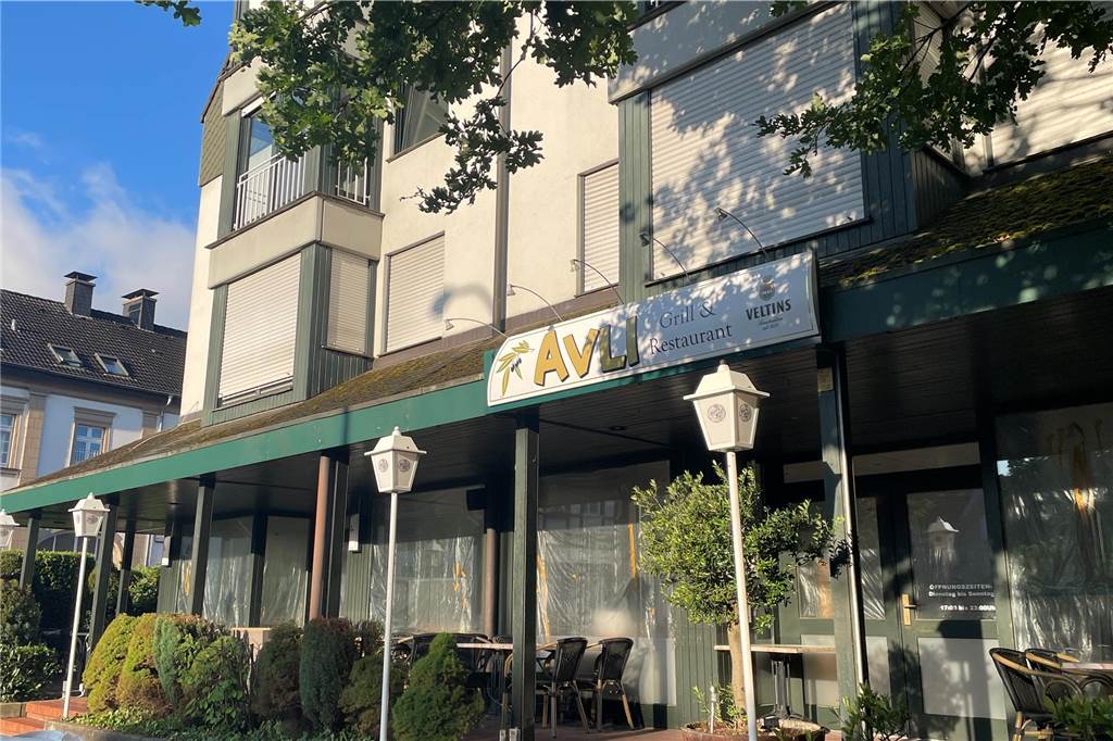Neues griechisches Restaurant in Bork: Eröffnungstermin steht fest Am Haus außen hängt ein Schild mit der Aufschrift Avli.
