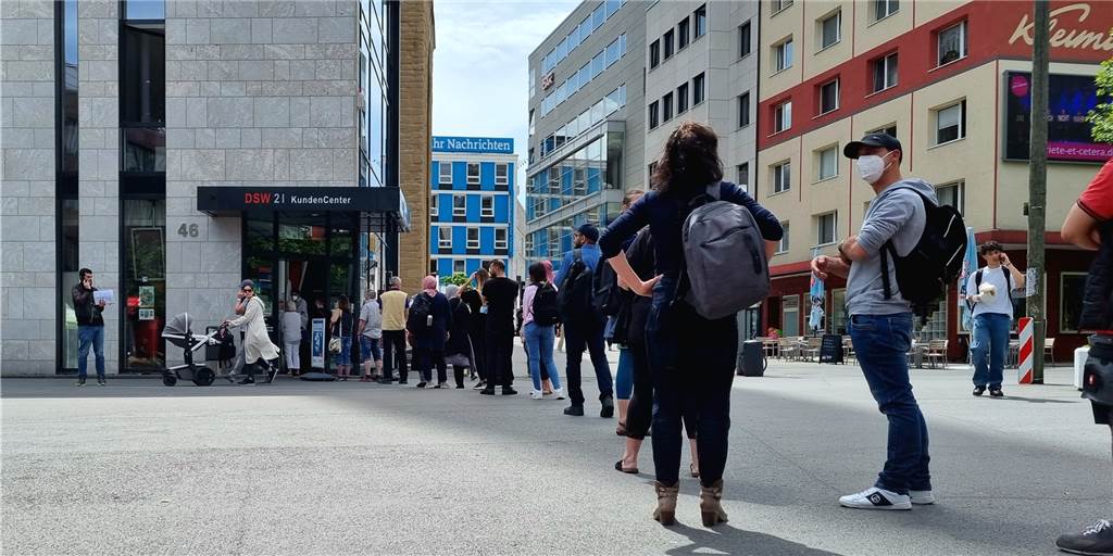 9-Euro-Ticket in Dortmund: Server am Limit, Schlangen vor Kundencenter Lange Warteschlange in der Kampstraße - am Montag (23.5.) ist der Verkaufsstart für das 9-Euro-Ticket. Offenbar ist der Bedarf groß.