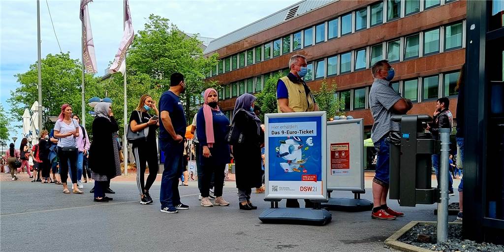 Run auf 9-Euro-Ticket: Ansturm war noch viel größer, als zunächst gedacht Lange Warteschlange in der Kampstraße - am Montag (23.5.) war der Verkaufsstart für das 9-Euro-Ticket. Der Bedarf war groß.