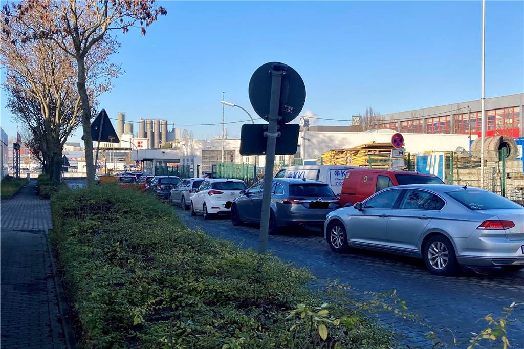 Lange Warteschlangen bilden sich oft auch an der Zufahrt zum Drive-In des Testzentrums.