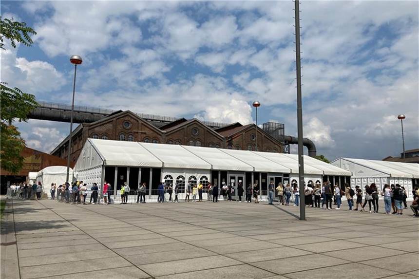 Großer Andrang: So gehen die Impfungen für Minderjährige in Dortmund weiter Lange Warteschlangen gab es am ersten Impftag für Kinder und Jugendliche am Dortmunder Impfzentrum.