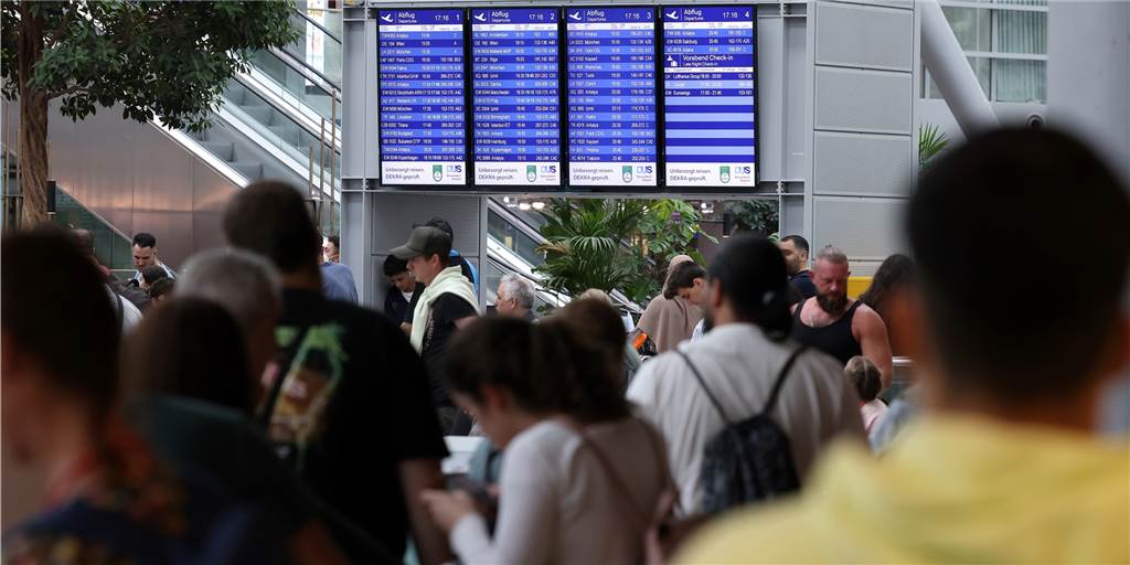 Verbraucherschützer raten: Sofort reagieren, wenn der Flug verpasst wird Lange Warteschlangen im Düsseldorfer Flughafen. Menschen stehen in der Warteschlange, um das Gepäck abzugeben. Nicht alle erreichen auch pünktlich ihren Flieger.