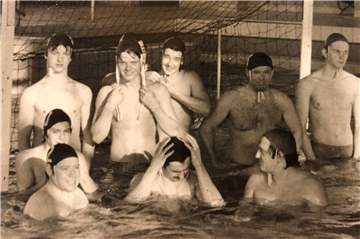 Langjähriges Vereinsmitglied des SV Lünen: Hubert Meier (hintere Reihe, 2. v. r.), hier mit der 2. Wasserball-Mannschaft des SV im Jahr 1977 im Stadtbad.