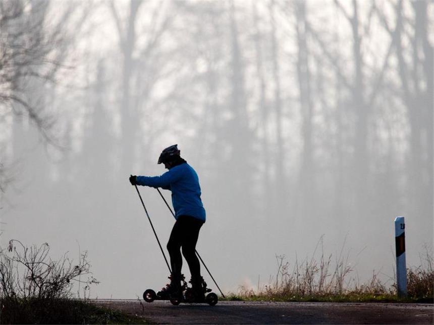 Langlauf auf Rollen - Ausdauer mit Nordic Skating Langlaufen ohne Schnee - das geht mit Inlineskates oder Rollski. Das Ausdauertraining mit Langlaufstöcken ist damit auch bei milden Temperaturen gesichert. Foto: Julian Stratenschulte