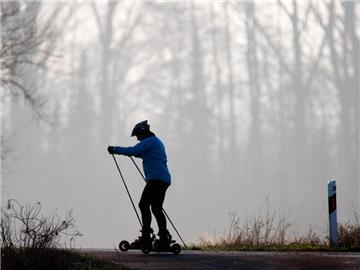 Langlaufen ohne Schnee - das geht mit Inlineskates oder Rollski. Das Ausdauertraining mit Langlaufstöcken ist damit auch bei milden Temperaturen gesichert. Foto: Julian Stratenschulte
