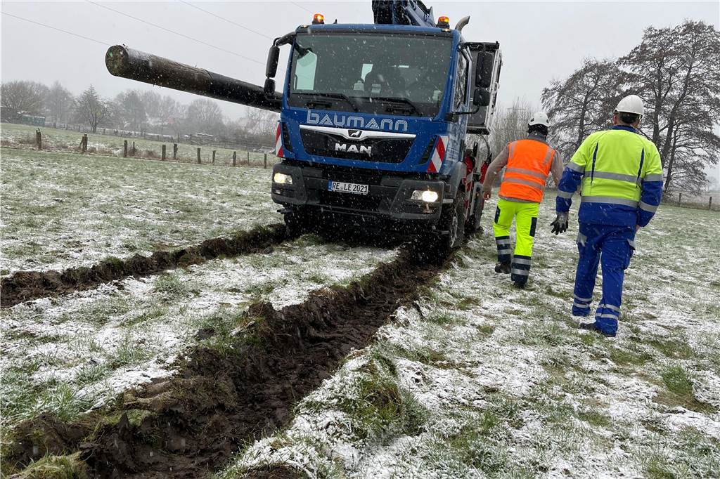 Langsam fuhren die Arbeiter den Mast auf die Wiese und gruben ihn 2 Meter tief in den Boden ein.