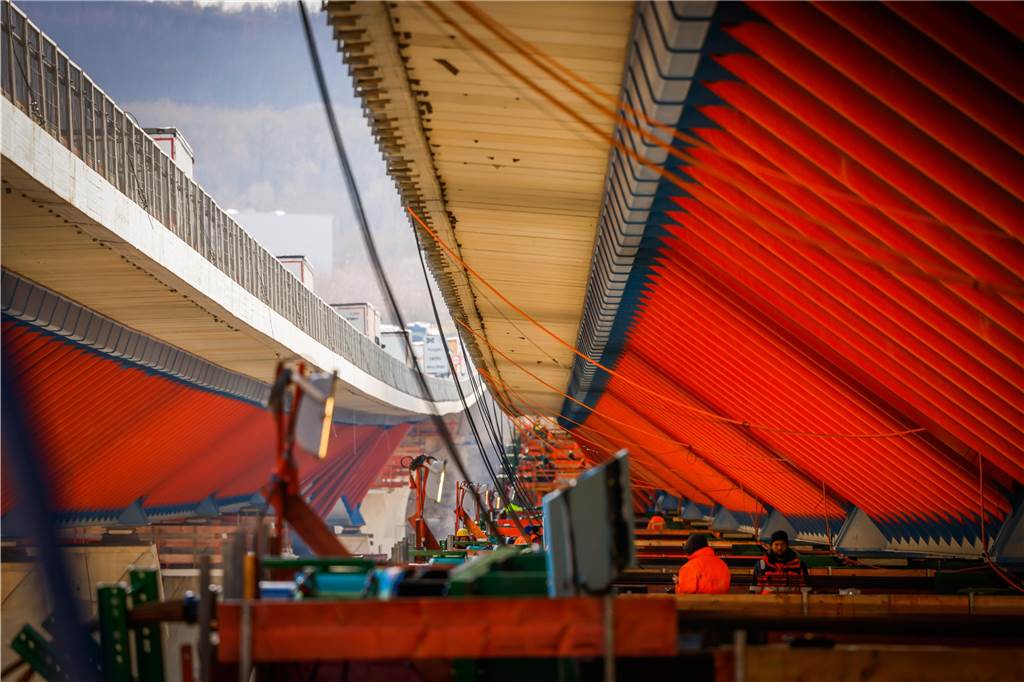 Spektakuläre Bilder und Videos: Eine 1000 Meter lange Brücke geht auf die Reise Langsam näherten sich die beiden Brückenteile an.