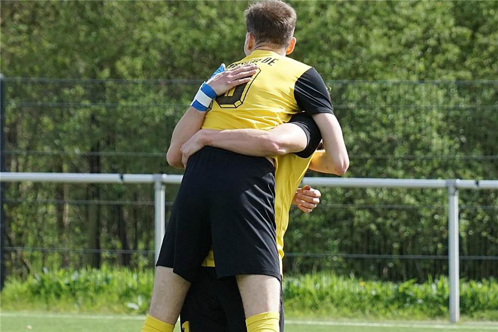 SV Langschede kann doch noch gewinnen: 4:1-Sieg gegen den TSC Kamen Jannes Krupka wird von Benedikt Szameitat geherzt.