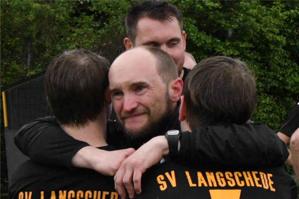 Dank Dreierpacker Krupka eine Runde weiter: SV Langschede siegt beim TuS Hamm SVL-Trainer Stefan Kortmann umarmt seine Spieler.