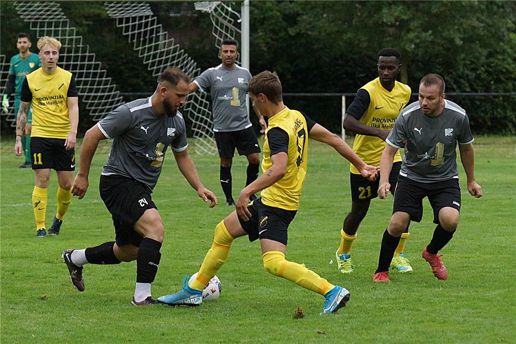 Comeback von Daniel Decker-Törö mit viel Fingerspitzengefühl Langschedes Youngster Jonas Zadach (vorne r.) kommt hier gegen Bönens Sercan Ersan einen Schritt zu spät.