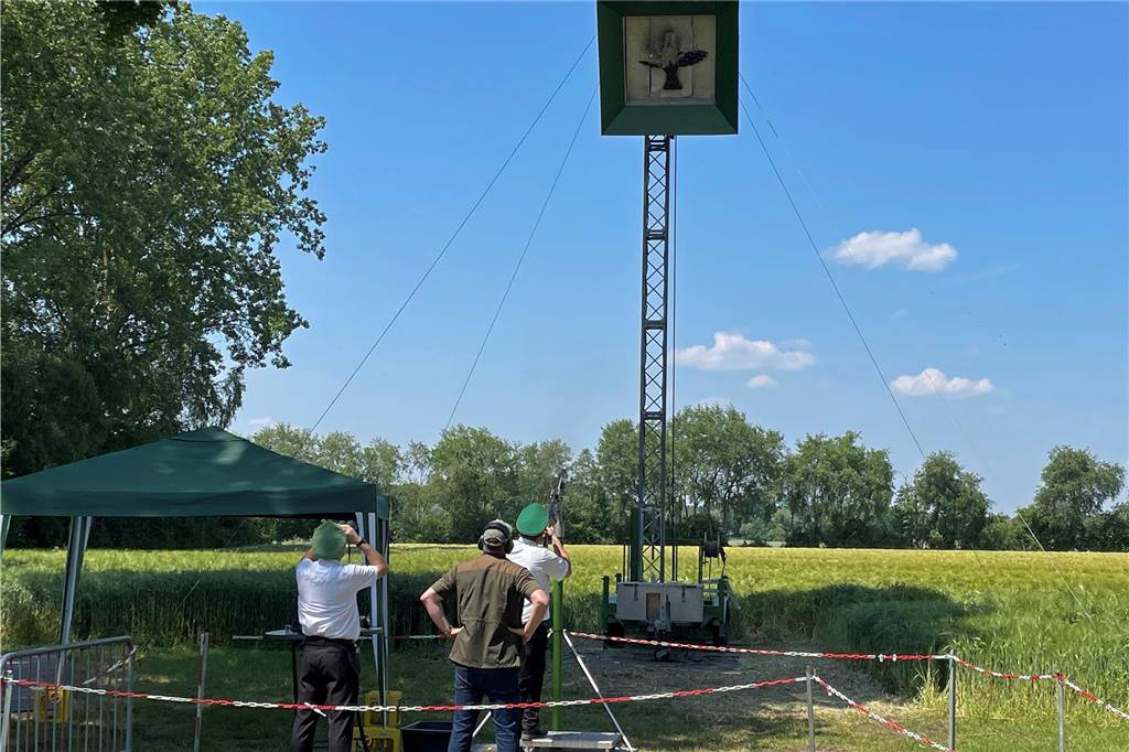St. Hubertus: Nach fünf Stunden ist Christian Hermans neuer Schützenkönig Langwierige Sache: Rund fünf Stunden legten die Schützen auf den zähen Holzvogel an, bis er endlich aus dem Kugelfang stürzte.