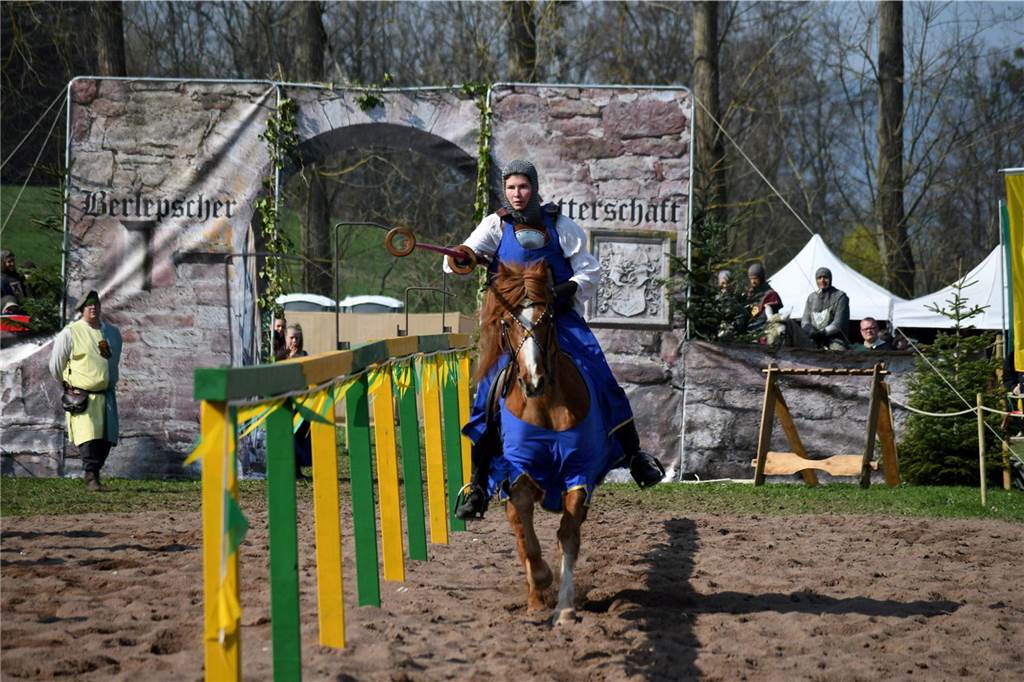 Simone und Talina Lorei geben Lopaka-Ranch wegen der Wölfe auf Lanzenstechen kennt Talina Lorei von Ritterspielen wie dem in Berlepsch.