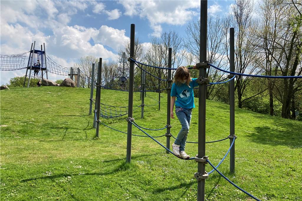 Riesige Spiel-Landschaft mit viel Grün, Wasser und Geschichte im Video-Check Lara gefallen vor allem die ausgedehnte Klettermöglichkeiten.