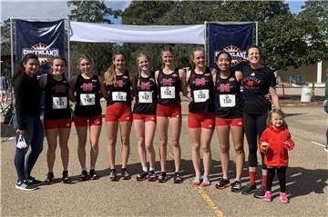 Lara Reifers (mit der Nr. 152) mit ihrem Leichtathletik Team der Nicholls State University bei einem Wettkampf in den USA.