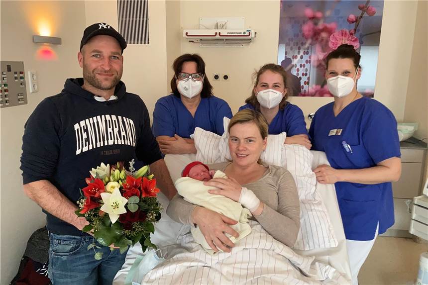Ahauser „Neujahrsbaby“ Lara ließ sich bis mittags am Neujahrstag Zeit Laras Eltern (die namentlich nicht weiter genannt werden möchten) freuen sich zusammen mit (v.l.) Dr. Sandra Grobelny (Oberärztin der Ahauser Klinik für Frauenheilkunde und Geburtshilfe), Hebamme Elisa und Hebamme Sarah.