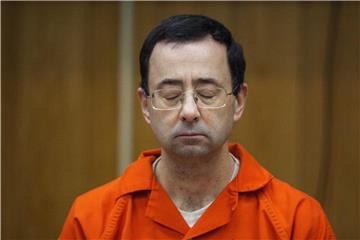 Larry Nassar ist zu einer weiteren Haftstrafe wegen sexuellen Missbrauchs verurteilt worden. Foto: Cory Morse/The Grand Rapids Press