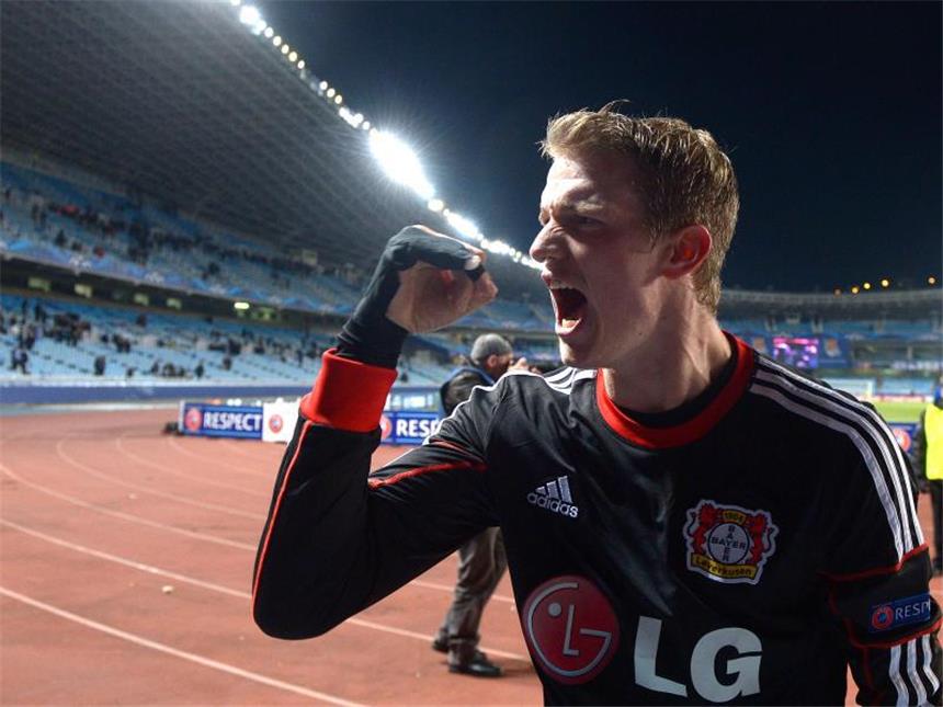 Toprak schießt Bayer ins Achtelfinale: 1:0 Lars Bender schreit seine Freude über den Sieg gegen San Sebastian heraus. Foto: Federico Gambarini