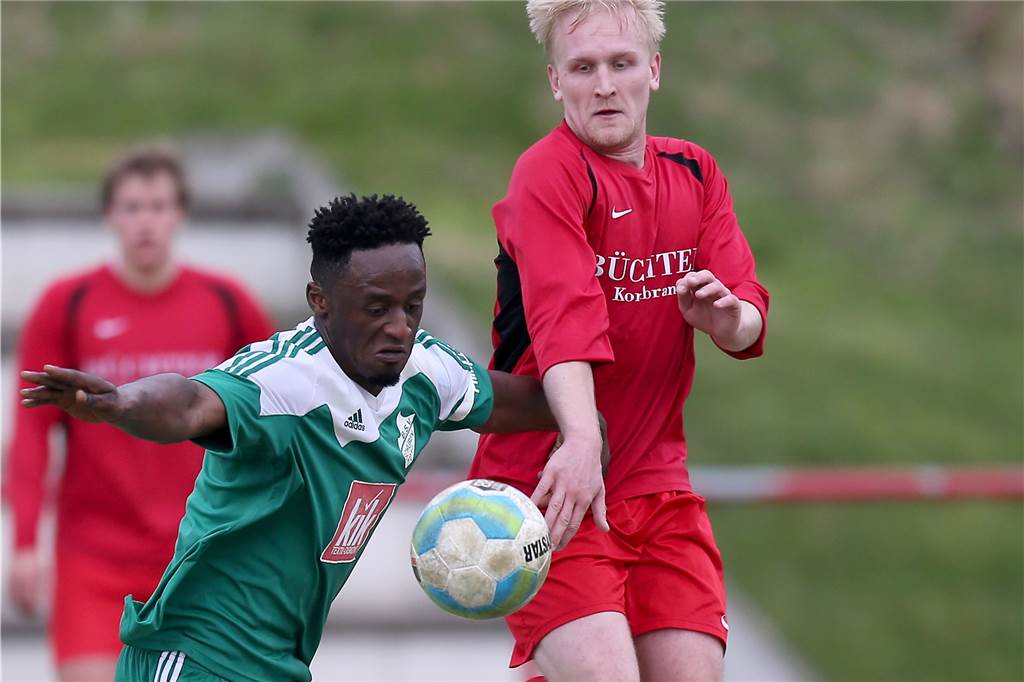 Merklinder Ikone schließt Rückkehr zum Fuchsweg komplett aus Lars Blank (r.) spielte in der (Abstiegs-)Saison 2013/14 mit dem SuS Merklinde in der Bezirksliga - wie hier gegen den BSV Schüren.