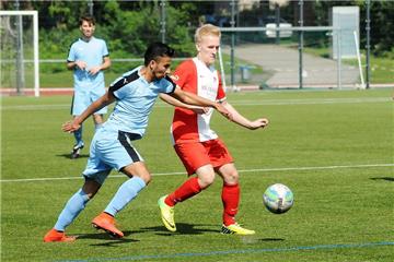 Lars Blank (rechts), hier im Duell mit Enes Caliskan (links) von der SG Eintracht/Genclik, empfängt mit dem SuS Merklinde den SC Constantin auf dem Sportplatz am Fuchsweg. 
