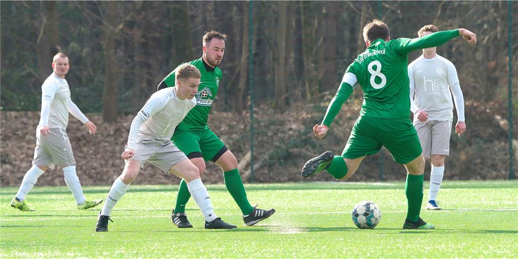 Flaesheims Lars Boermann muss ein Defizit ausgleichen Lars Boermann beobachtet den Ball