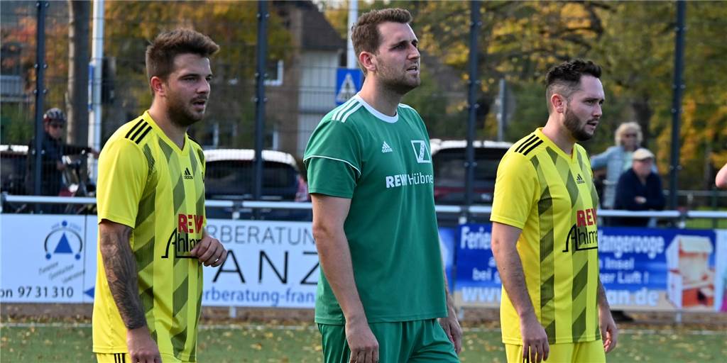„Wilde erste Halbzeit“ in Kaiserau – GS Cappenberg gewinnt bei Torfestival Lars Bußkamp (M.), zwischen den Kaiserauern Philipp Klug (l.) und Lukas Menzen (r.) war Mann des Spiels.