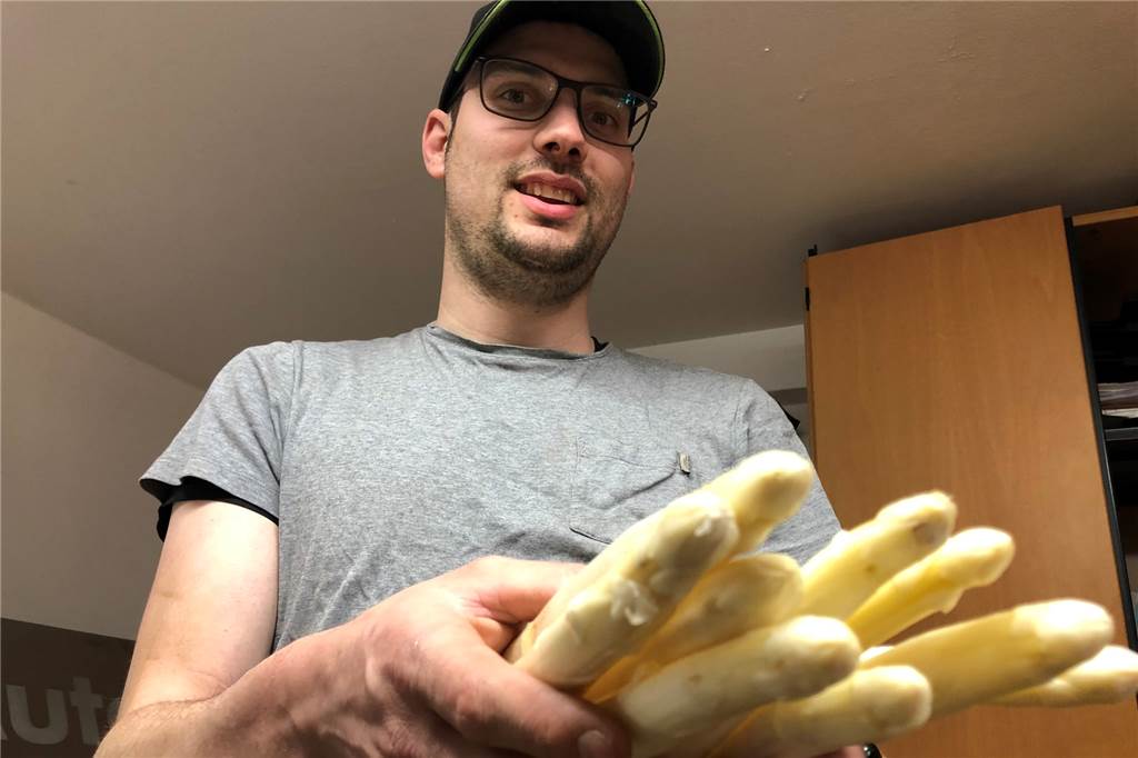 Spargel aus Castrop-Rauxel ab sofort im Verkauf – und das Ende März Lars Dickhöfer, Betriebsleiter von Hof Sanders in Henrichenburg, präsentiert frühen Spargel vom Niederrhein der Saison 2022.