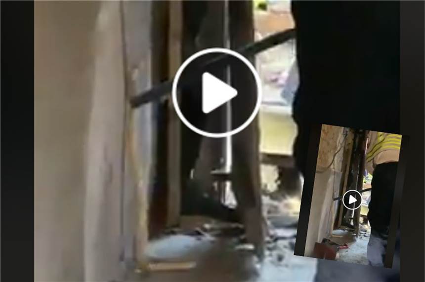 Dieses Video zeigt, wie Reptilienexperte Roland Byner die Kobra von Herne fing Lars Dorobeck, Mitarbeiter der Stadt Herne, filmte, als ein Reptilienexperte die Kobra fing.