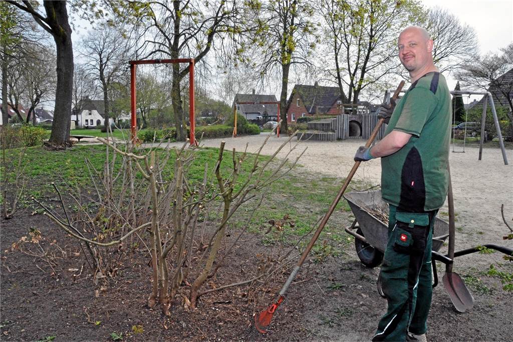 Vier Spielplätze sollen in Holsterhausen wegfallen Lars Ernst vom „Väter-Treff“, der die Patenschaft für den Spielplatz am Friedensplatz übernommen hat, bekommt Geld von der Stadtteil-Konferenz, um den Vorzeige-Platz in Holsterhausen noch attraktiver zu gestalten.