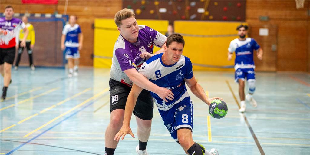 HSC-Rumpftruppe unterliegt dem Soester TV - Sorgen um Halterner nach Knieverletzung Lars Gadow (r.) und der HSC Haltern-Sythen warten weiter auf den ersten Sieg der Oberliga-Saison.