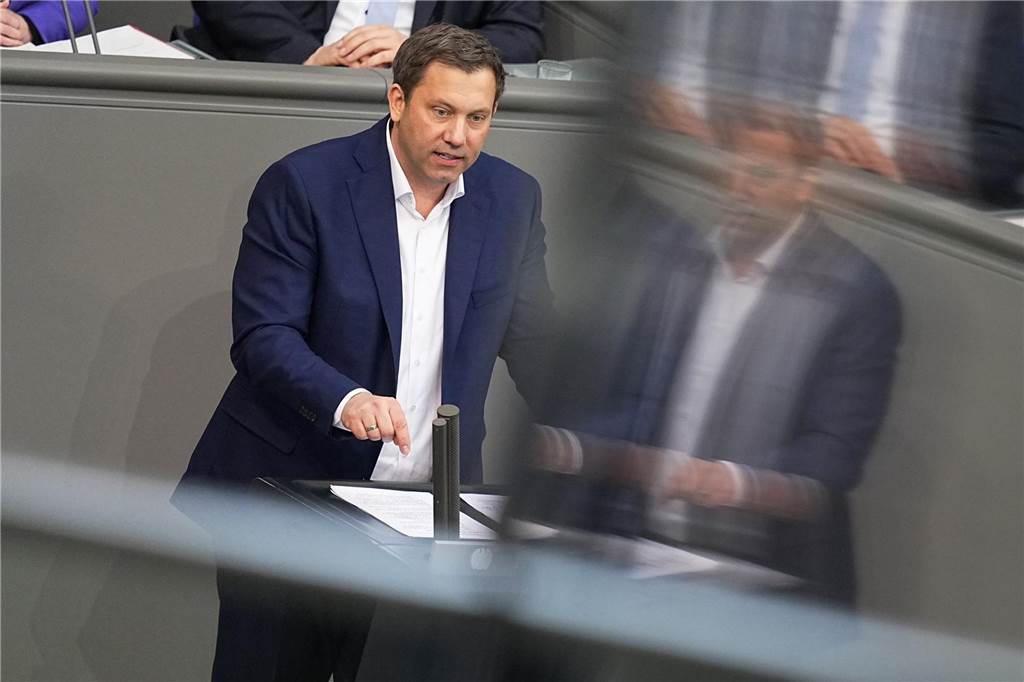 Lars Klingbeil, SPD-Fraktionsvorsitzender, spricht in der 214. Plenarsitzung der 20. Legislaturperiode im Deutschen Bundestag.