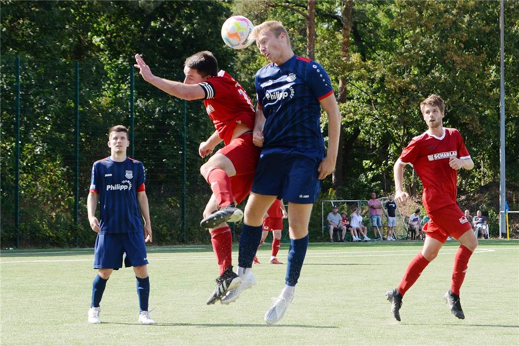 „Paradoxe erste Halbzeit“: Flaesheim kommt gegen Mitaufsteiger unter die Räder Lars Knipper (l.) im Kopfballduell mit Flaesheims Phil Schröter.