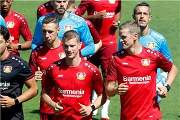 Lars (l) und Sven Bender fehlen Bayer Leverkusen zum Auftakt der Bundesligasaison. Foto: Roland Weihrauch
