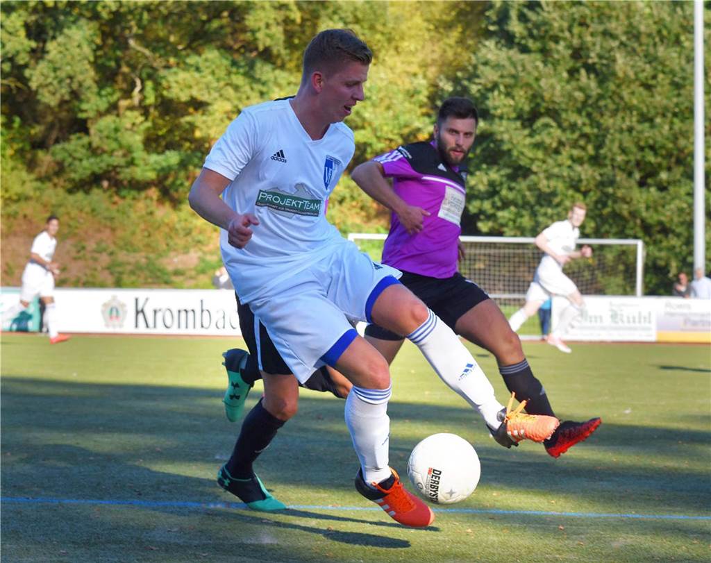 Ein Rückkehrer glänzt bei VfL Schwerte II Lars Maron im weißen Trikot des VfL Schwerte am Ball.