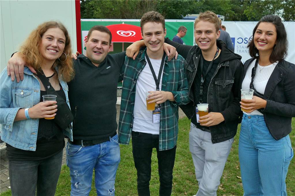 Lars Maßmann (zweiter von links) mit Freunden auf dem Festival-Gelände
