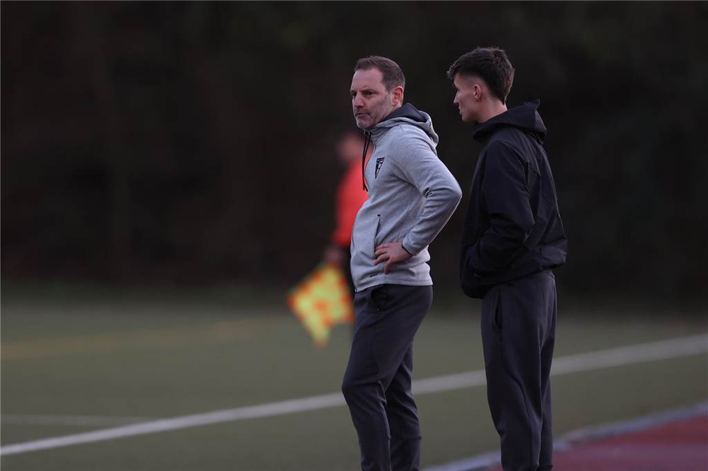 Lars Müller und Yannick Lachowicz an der Seitenlinie. 